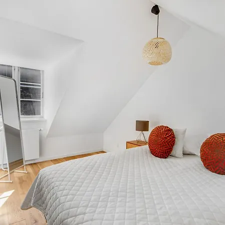 Sanders Regent - Treasured Three-bedroom Near Square Appartement