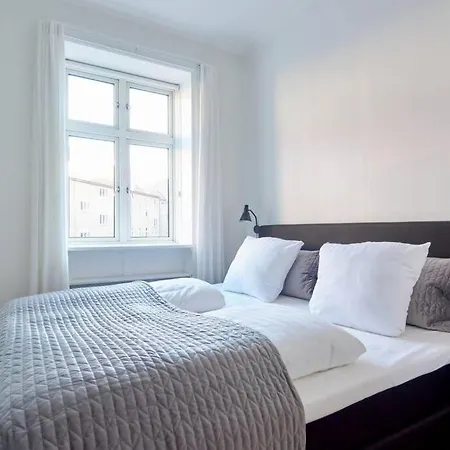 Large & Stylish In Trendy & Vibrant Neighbourhood *