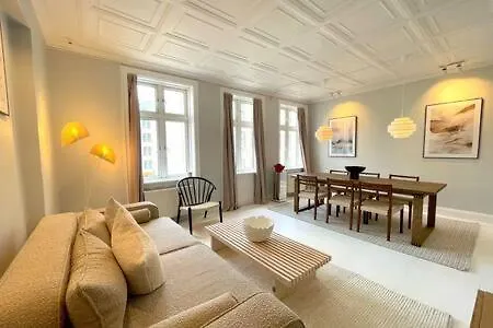 2 Bedroom Flat In Trendy Area *