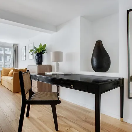 Sanders Regent - Precious One-bedroom Near Square Διαμέρισμα