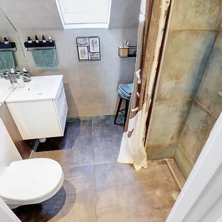 Cosy In Residential Part Of Copenhagen, With Free Street Parking And Shared Bathroom Copenaghen