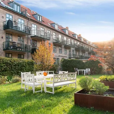 Cosy In Residential Part Of Copenhagen, With Free Street Parking And Shared Bathroom Copenaghen