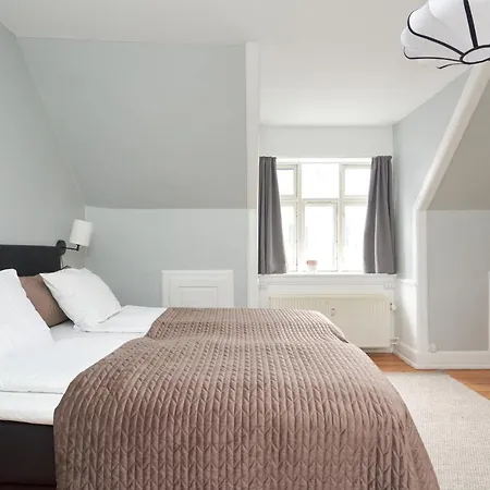 Stylish 5 Person In Vibrant Urban Area קופנהגן