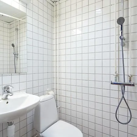 Stylish 5 Person In Vibrant Urban Area דירה
