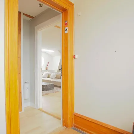 Unique 5 Bedroom W Exposed Beams In Apartament