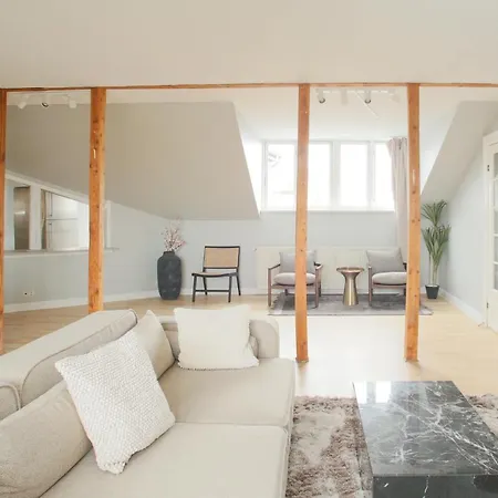 Unique 5 Bedroom W Exposed Beams In Lägenhet *
