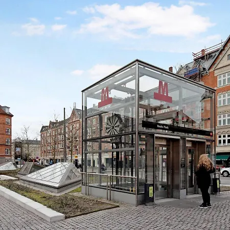 Sanders Constantin - Chic Two-bedroom With Balcony Apartman