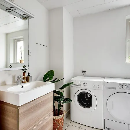 Sanders Constantin - Chic Two-bedroom With Balcony Apartman