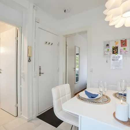 Cosy Apt. In Near Airport- Metro-beach.