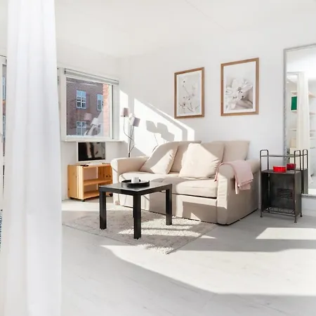 Lys & Moderne Lejlighed Med Stort Badevaerelse
