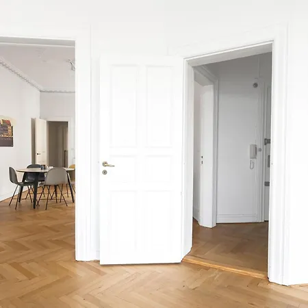 Fantastic 3-bed With French Balcony And Lake-views * 哥本哈根