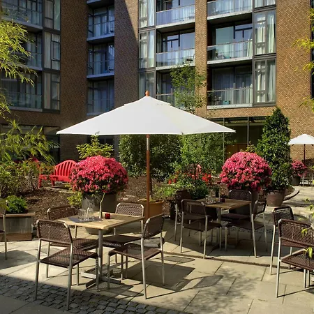 Apartahotel Adina 4*