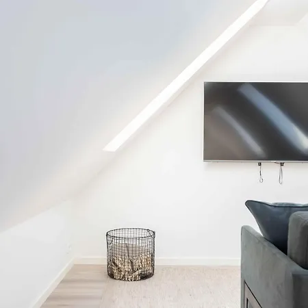 Lovely In Vibrant Area Of Appartement