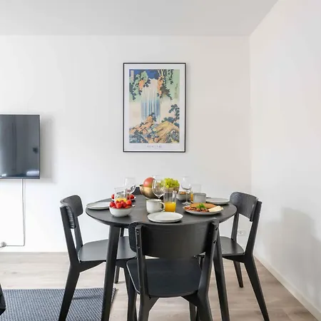 Lovely In Vibrant Area Of Appartement *