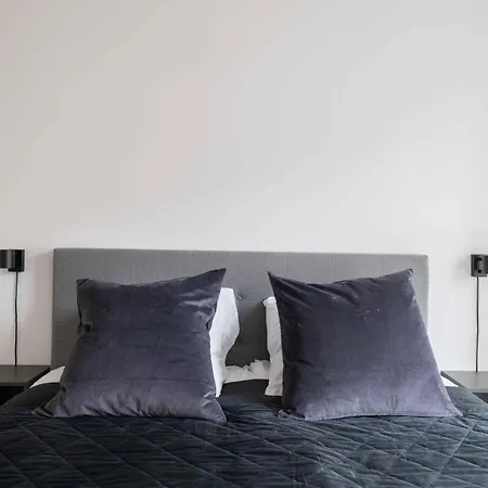 Lovely In Vibrant Area Of Appartement *
