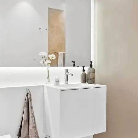 Sanders Swan - Marvellous Close To The Center Of Vakantiehuis *