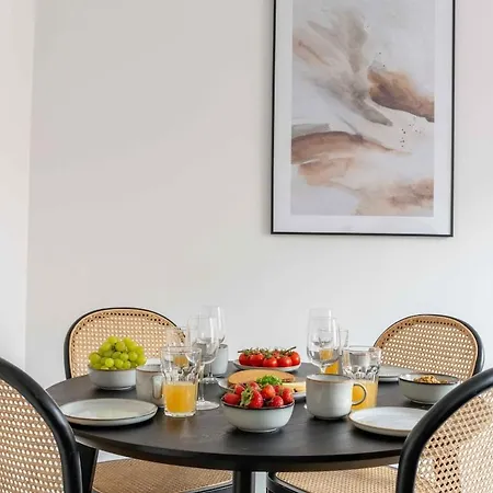 Appartement Lovely In Vibrant Area Of