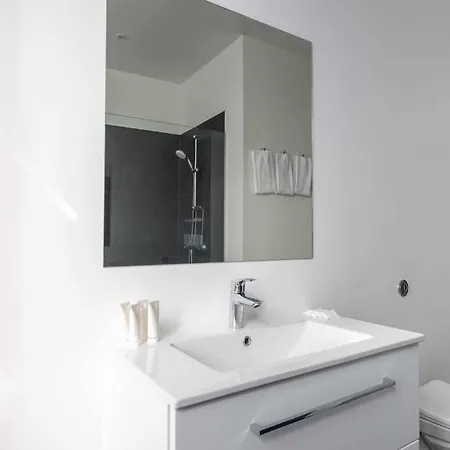 Spacious On Lively & Vibrant Street Lejlighed *