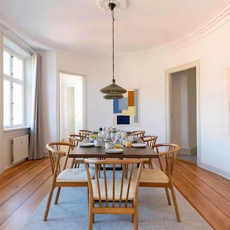 Spacious On Lively & Vibrant Street Lejlighed København
