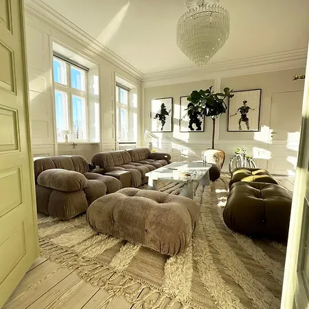 Luxury 'kings Garden View' 260m2 Prime Located Flat Lägenhet