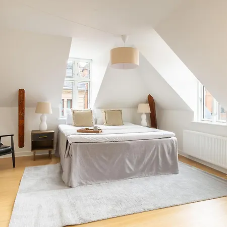 Sanders Leaves - Two-bedroom With Shared Roof-top Terrace Daire