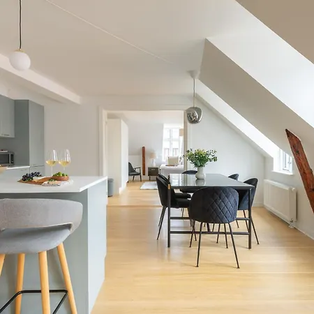 Sanders Leaves - Two-bedroom With Shared Roof-top Terrace