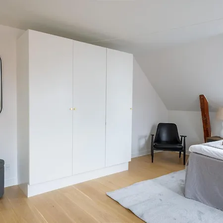 Sanders Leaves - Two-bedroom With Shared Roof-top Terrace Daire *