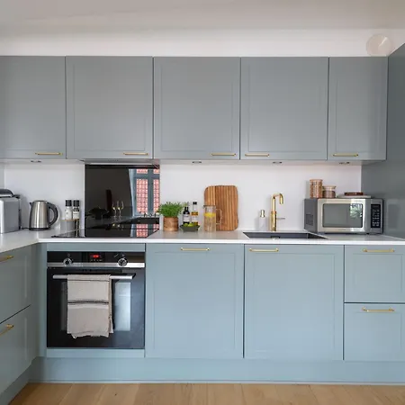 Sanders Leaves - Two-bedroom With Shared Roof-top Terrace