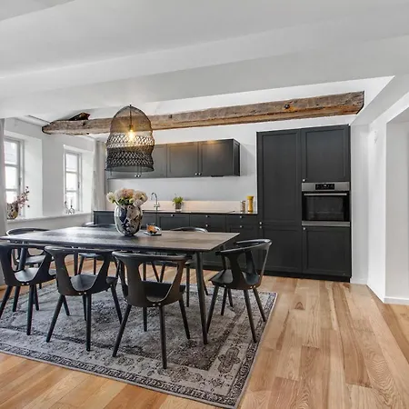 Sanders Regent - Smart Two-bedroom Near Square Apartment
