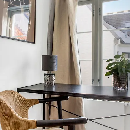 Sanders Regent - Smart Two-bedroom Near Square Apartment *
