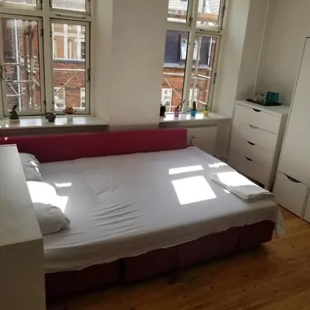 Bright & Cozy In Zone 1