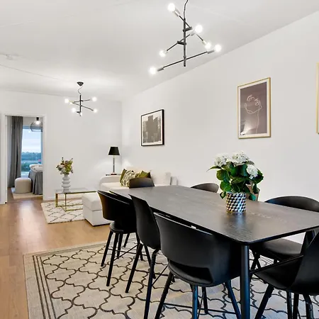Modern 3-bedroom Near Metro Station In ørestad København
