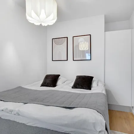 Modern 3-bedroom Near Metro Station In ørestad København