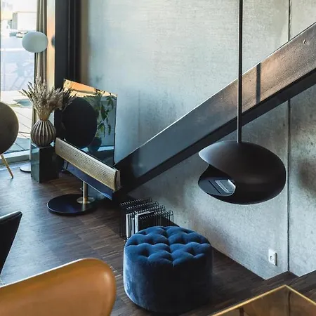 Luxury Harbourfront Penthouse With Private Rooftop *