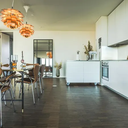 Luxury Harbourfront Penthouse With Private Rooftop *