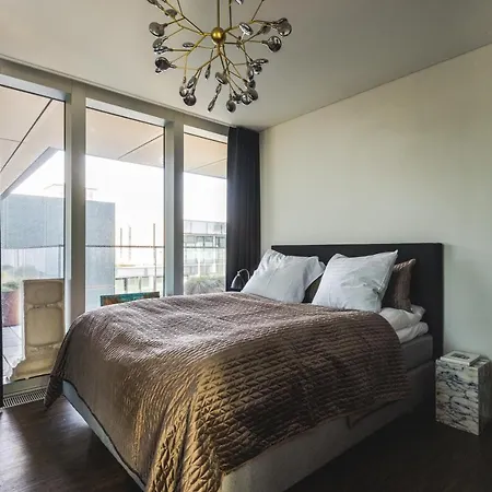 Luxury Harbourfront Penthouse With Private Rooftop