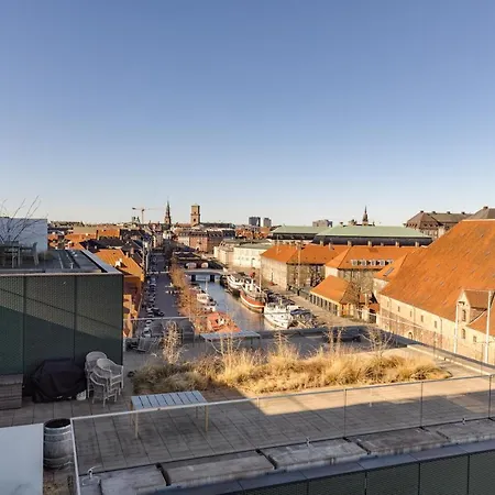 Luxury Harbourfront Penthouse With Private Rooftop *