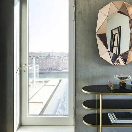 Luxury Harbourfront Penthouse With Private Rooftop Lägenhet