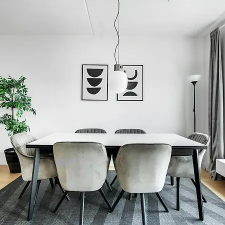 Apartment Sanders Arena - Inviting Three-bedroom Close To Metro Station