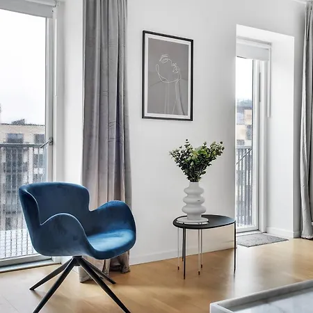 Apartment Sanders Arena - Inviting Three-bedroom Close To Metro Station *