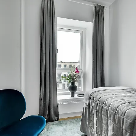 Apartment Sanders Arena - Inviting Three-bedroom Close To Metro Station