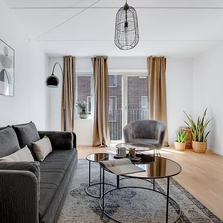 Sanders Field's - Chic Three-bedroom Townhouse With Private Terrace