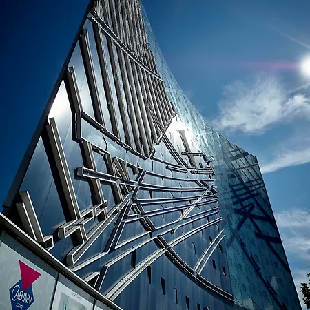 Metro Hotel 2*