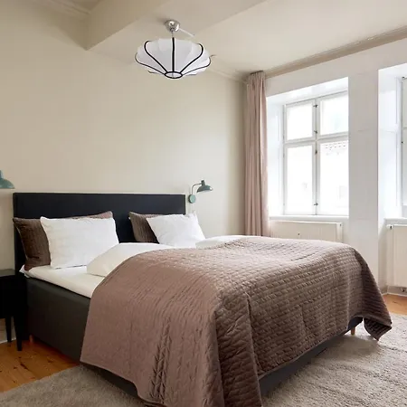 Spacious 3b W Double Beds Centre *