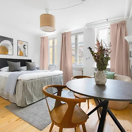 Sanders - Cute Studio In The Middle Of It *