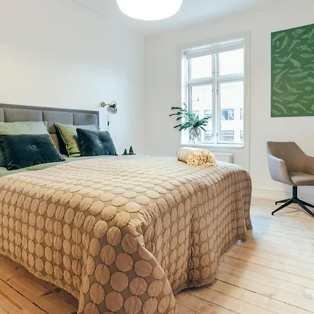 Elegant, Evocative And Cosy In Osterbro With A Panoramic View. Eco-friendly. 1km Harbour/ Beach, 3km- Center, 13km-airport. Lägenhet