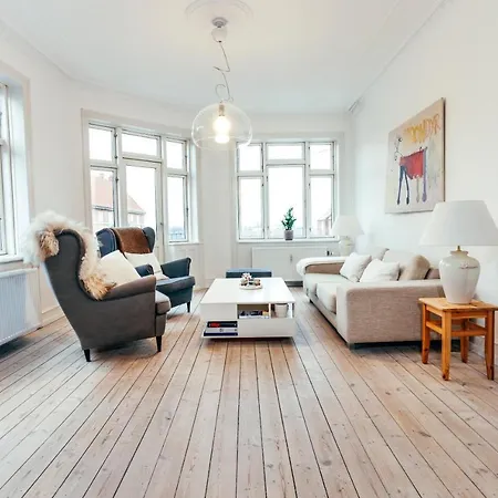 Elegant, Evocative And Cosy In Osterbro With A Panoramic View. Eco-friendly. 1km Harbour/ Beach, 3km- Center, 13km-airport. Köpenhamn