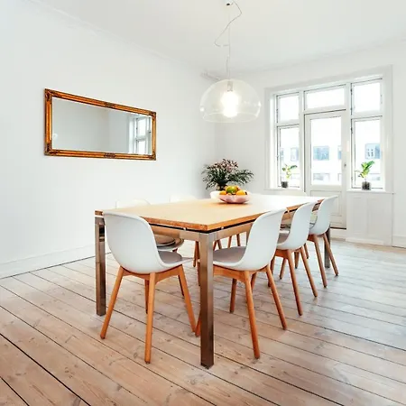 Elegant, Evocative And Cosy In Osterbro With A Panoramic View. Eco-friendly. 1km Harbour/ Beach, 3km- Center, 13km-airport. Lägenhet Köpenhamn