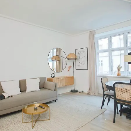 Homely 1 Bedroom Flat By The Lakes Apartment *