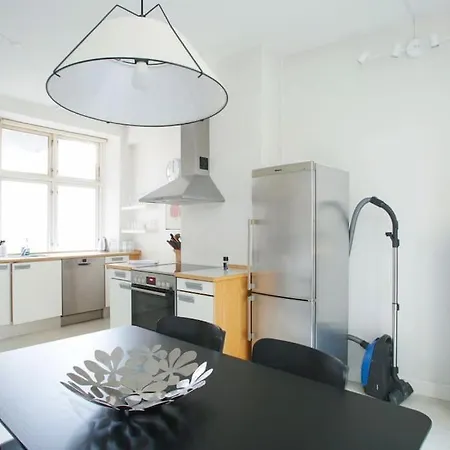 Large & Bright 3br W Whirlpool Near Metro 코펜하겐